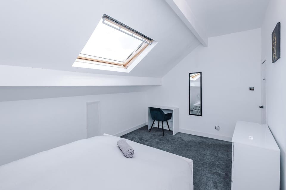 5-Bed Contractor House - Free Parking - Sleeps 10 House in Leeds