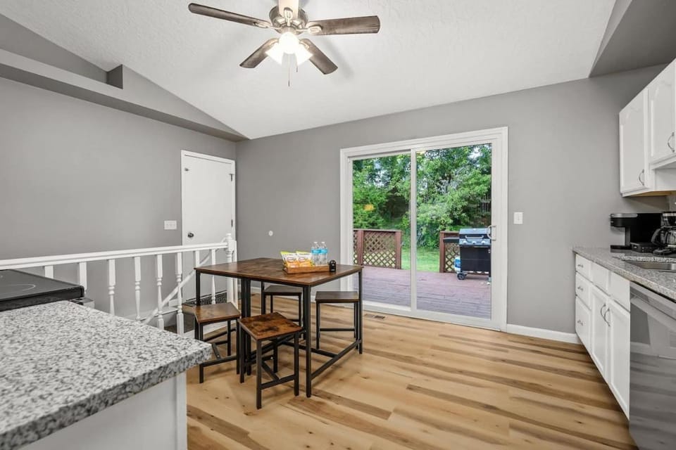 Blair's 3Bed 2Bath Ranch O'Fallon - 54 Chip House in OFallon