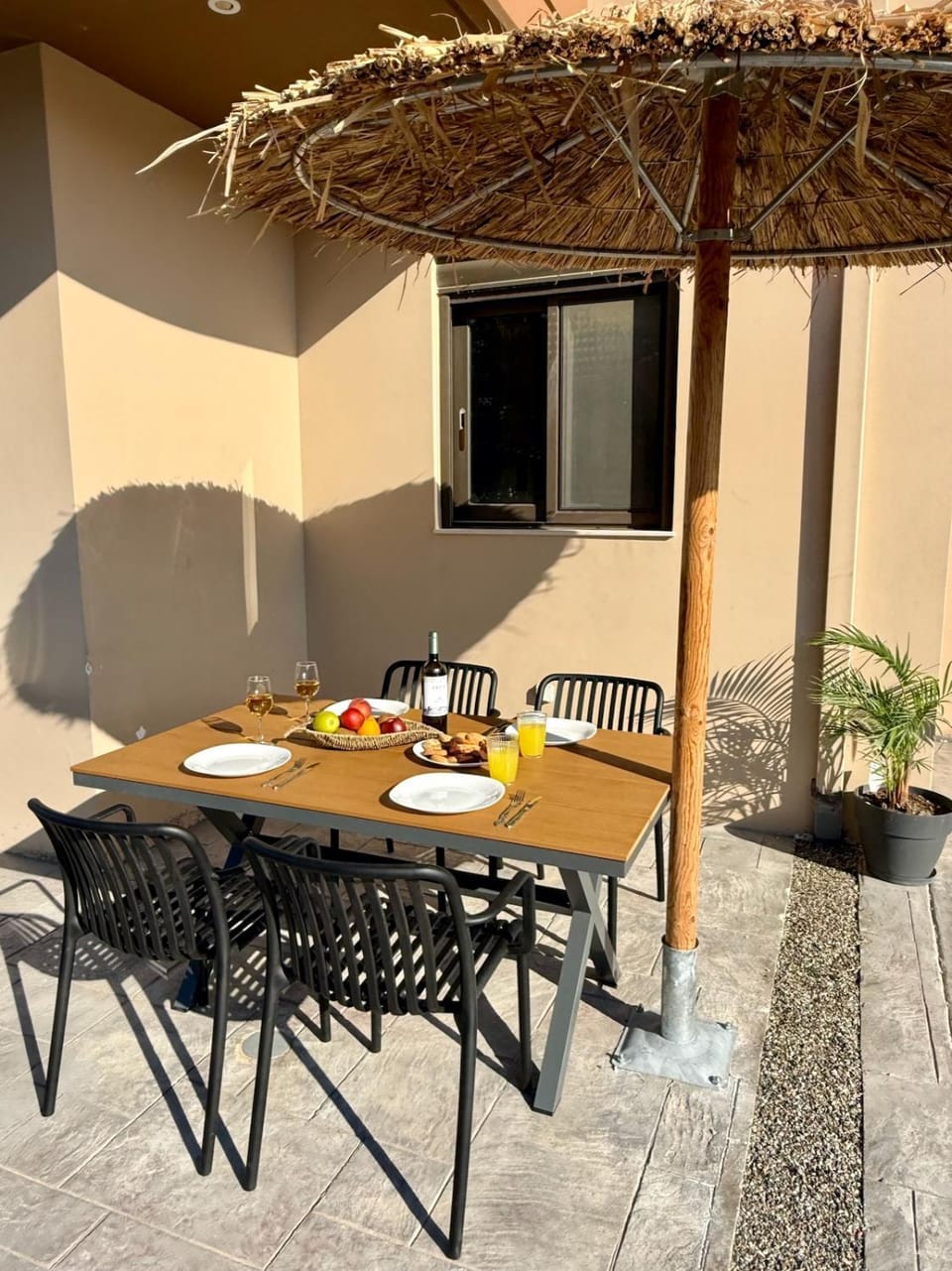 Patio, Day, Balcony/Terrace, Dining area, Food