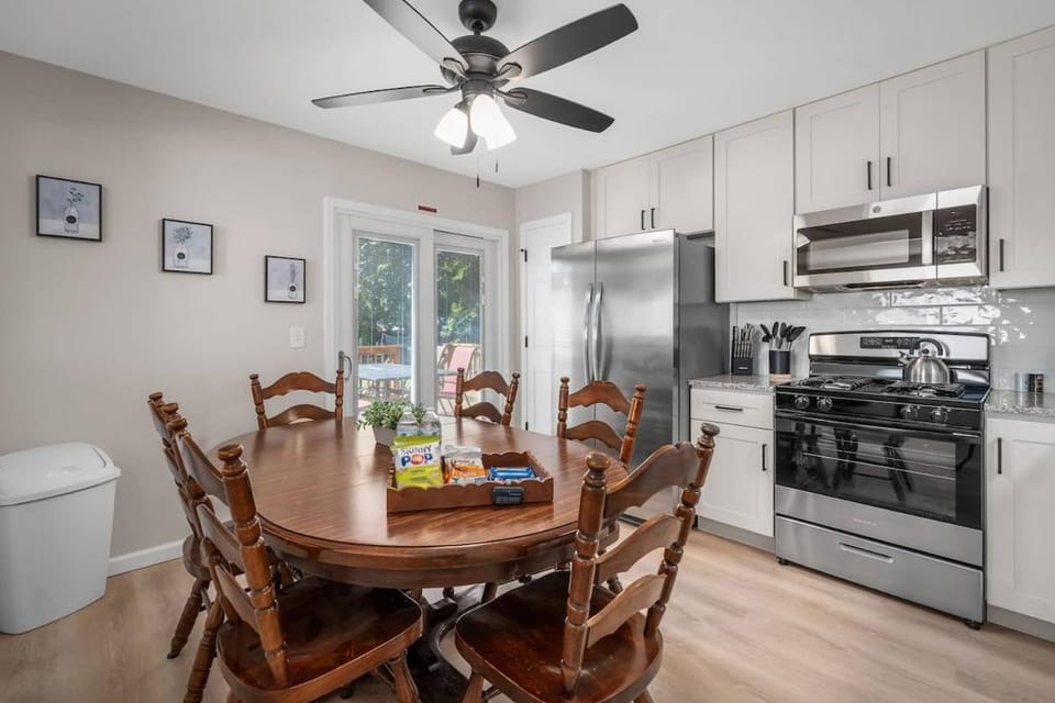 Blair's O'Fallon 3 Bed 2 Bath Split Level Sleeps 9 House in OFallon