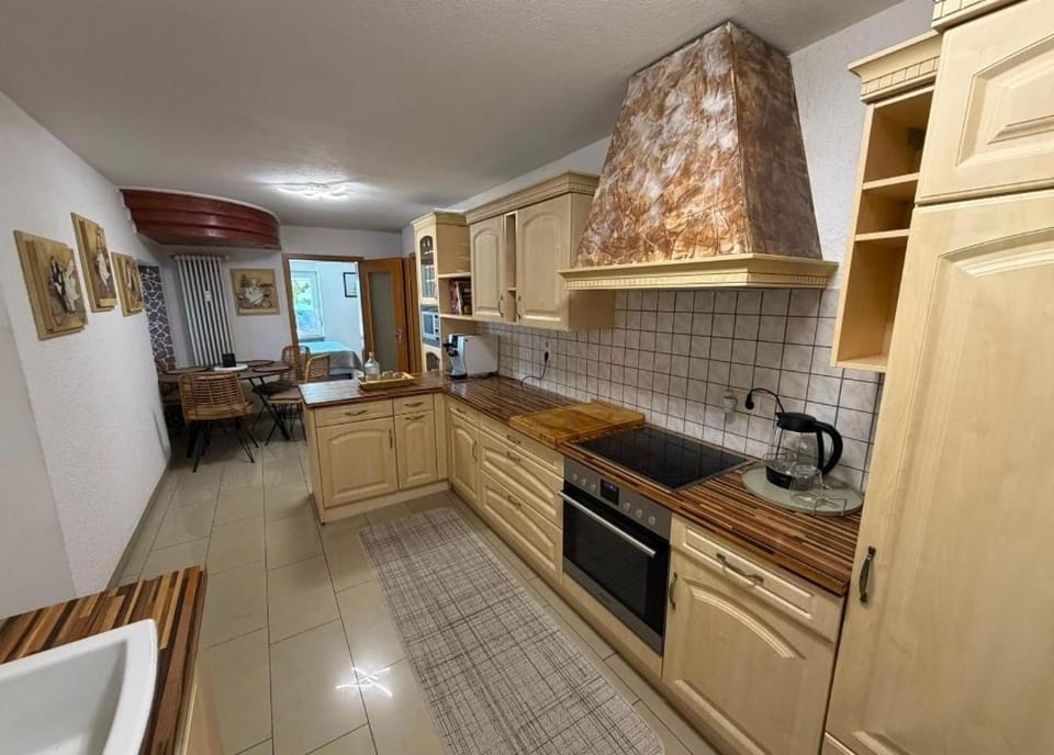 Coffee/tea facilities, Kitchen or kitchenette, dishwasher, oven, stove