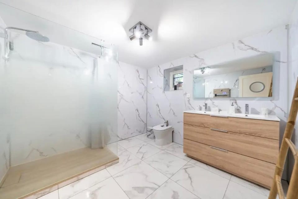 Villa 10 mn on foot from beaches, TGV station and city center with swimming pool Villa in Saint-Raphael
