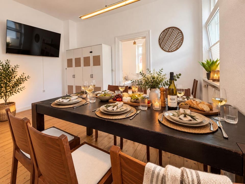 TV and multimedia, Living room, Seating area, Food