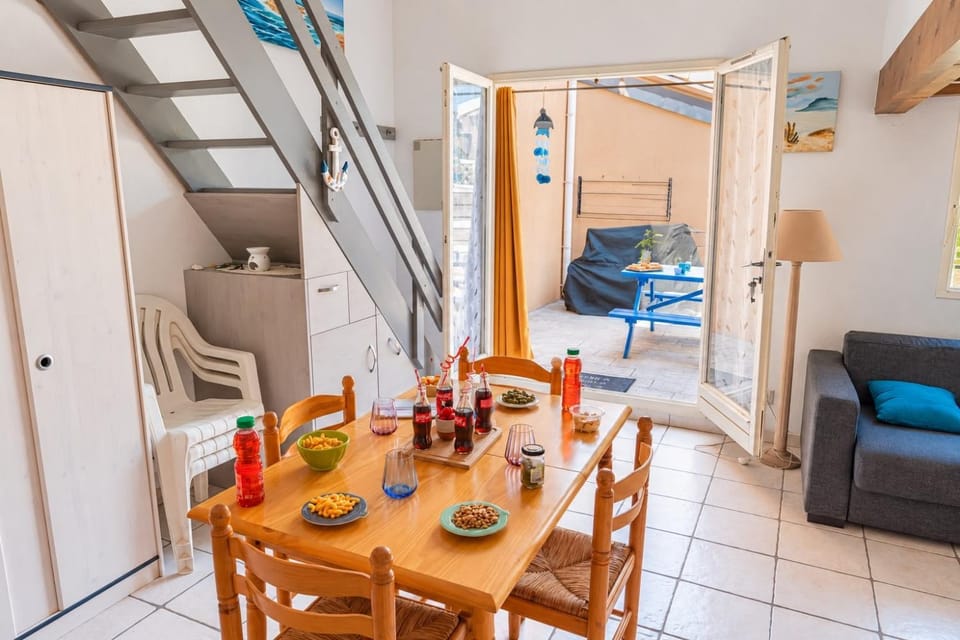 Kitchen or kitchenette, Living room, Seating area, Dining area, Food