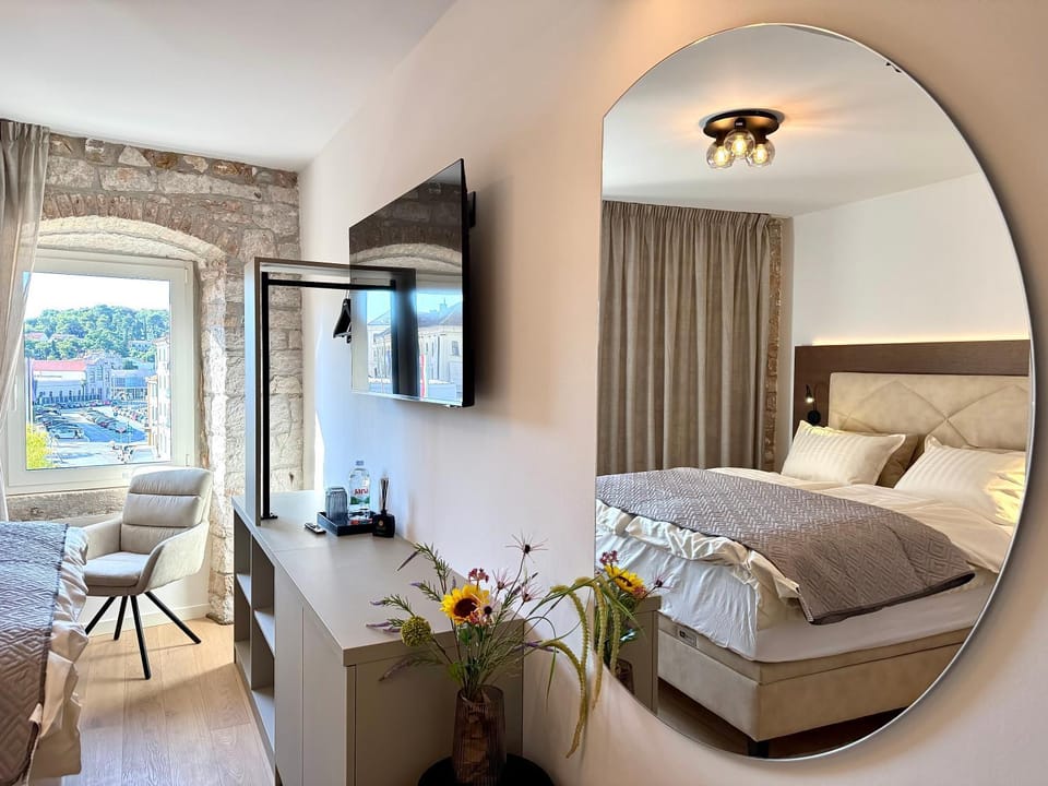 Bed, TV and multimedia, Photo of the whole room, Bedroom