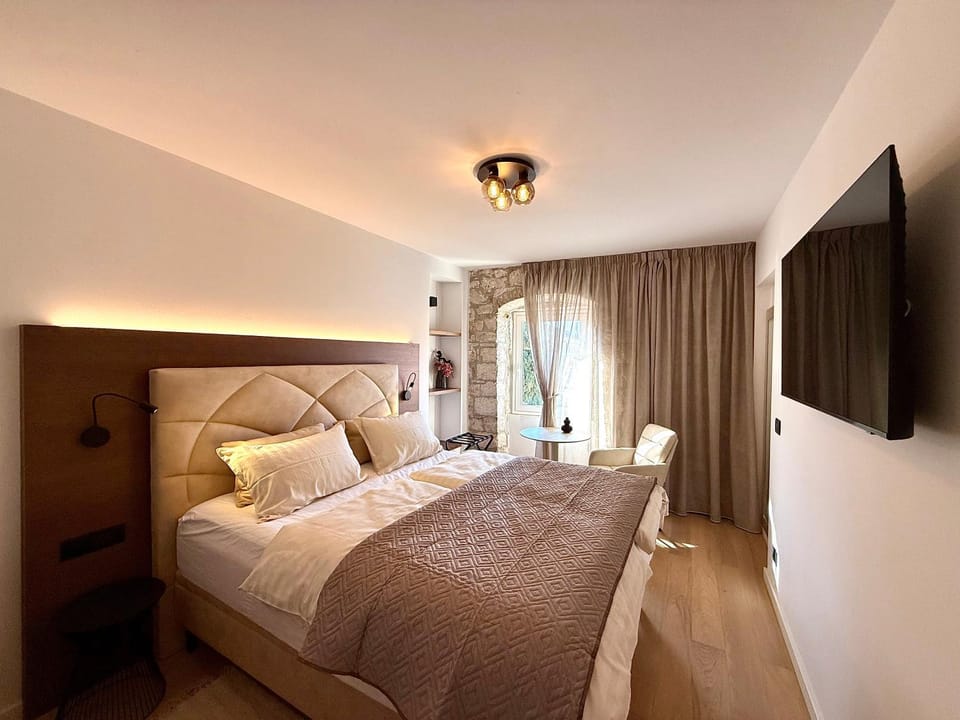 Bed, TV and multimedia, Photo of the whole room, Bedroom