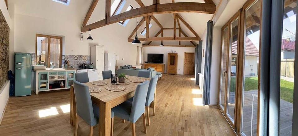 TV and multimedia, Kitchen or kitchenette, Living room, Seating area, Dining area