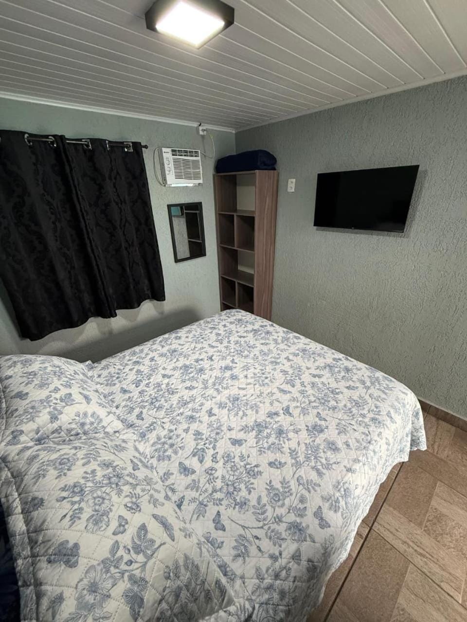Bed, TV and multimedia, Photo of the whole room, Bedroom, locker, air conditioner