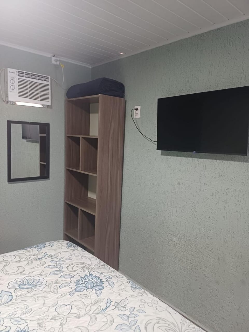 Bed, TV and multimedia, Bedroom, wardrobe