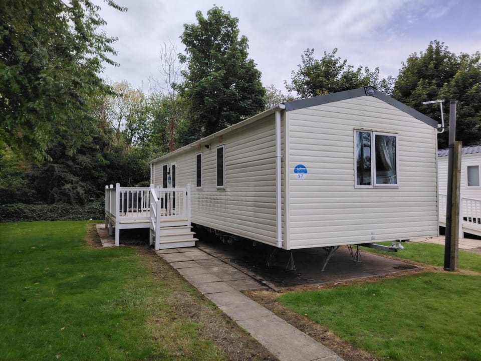 Seaside Serenity Cabin Retreat in Cleethorpes Cabin in Humberston