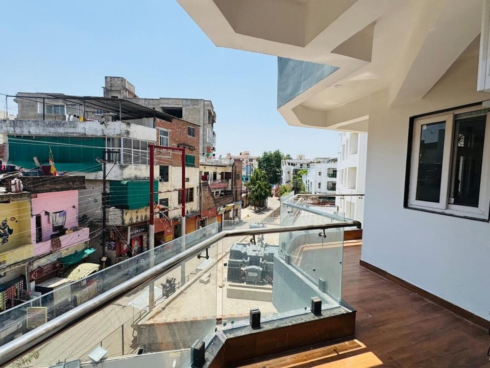 Balcony/Terrace, Location