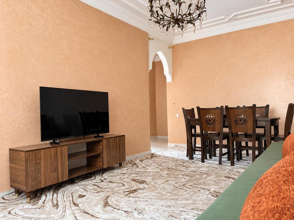 TV and multimedia, Living room, Seating area, Evening entertainment