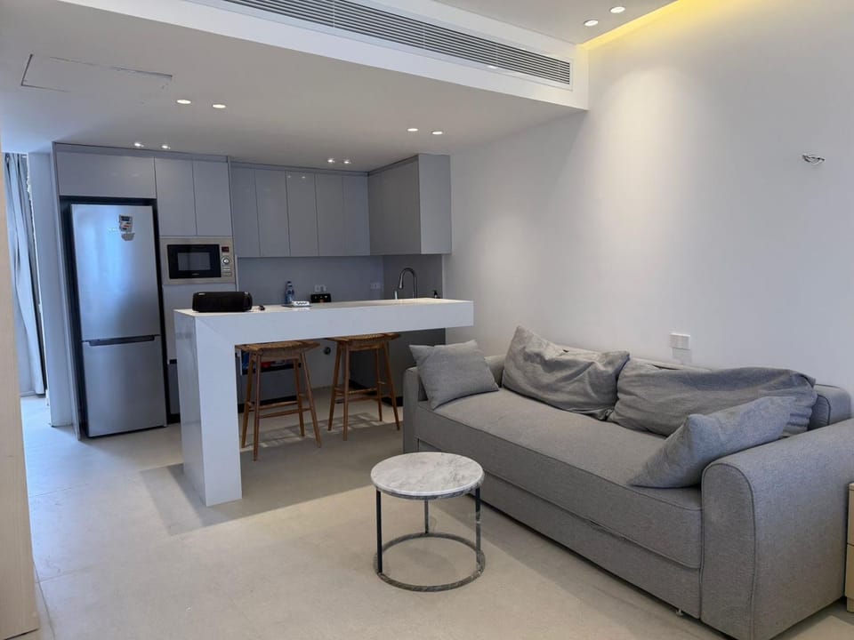 Kitchen or kitchenette, Living room, minibar, oven