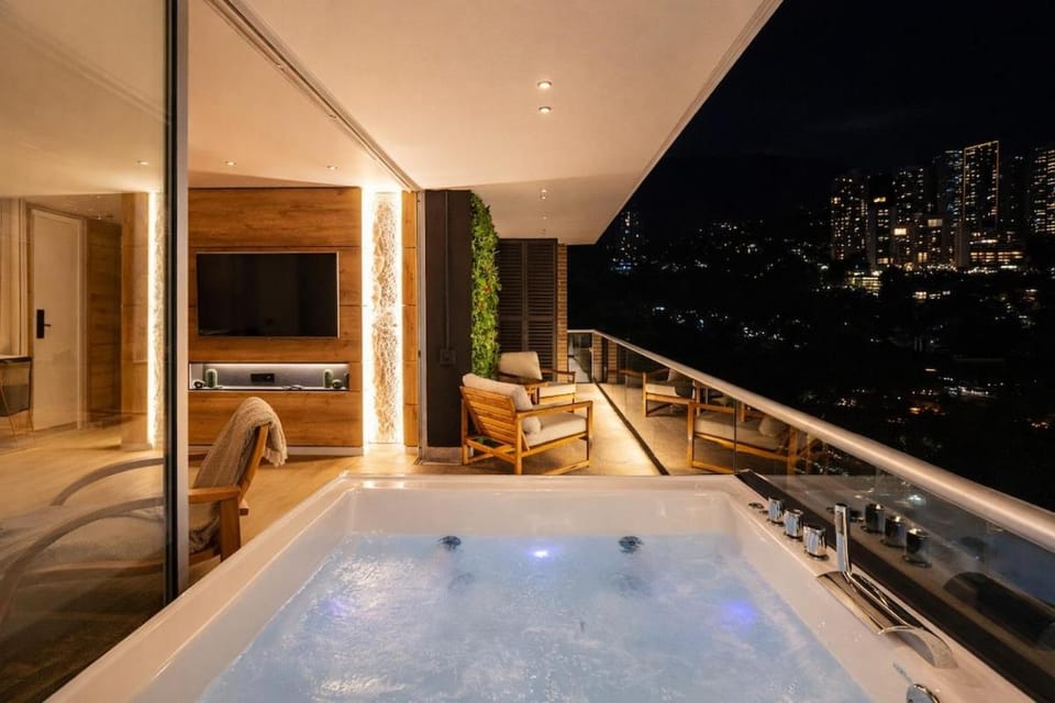 Night, Natural landscape, Hot Tub, TV and multimedia, View (from property/room), Balcony/Terrace, Mountain view