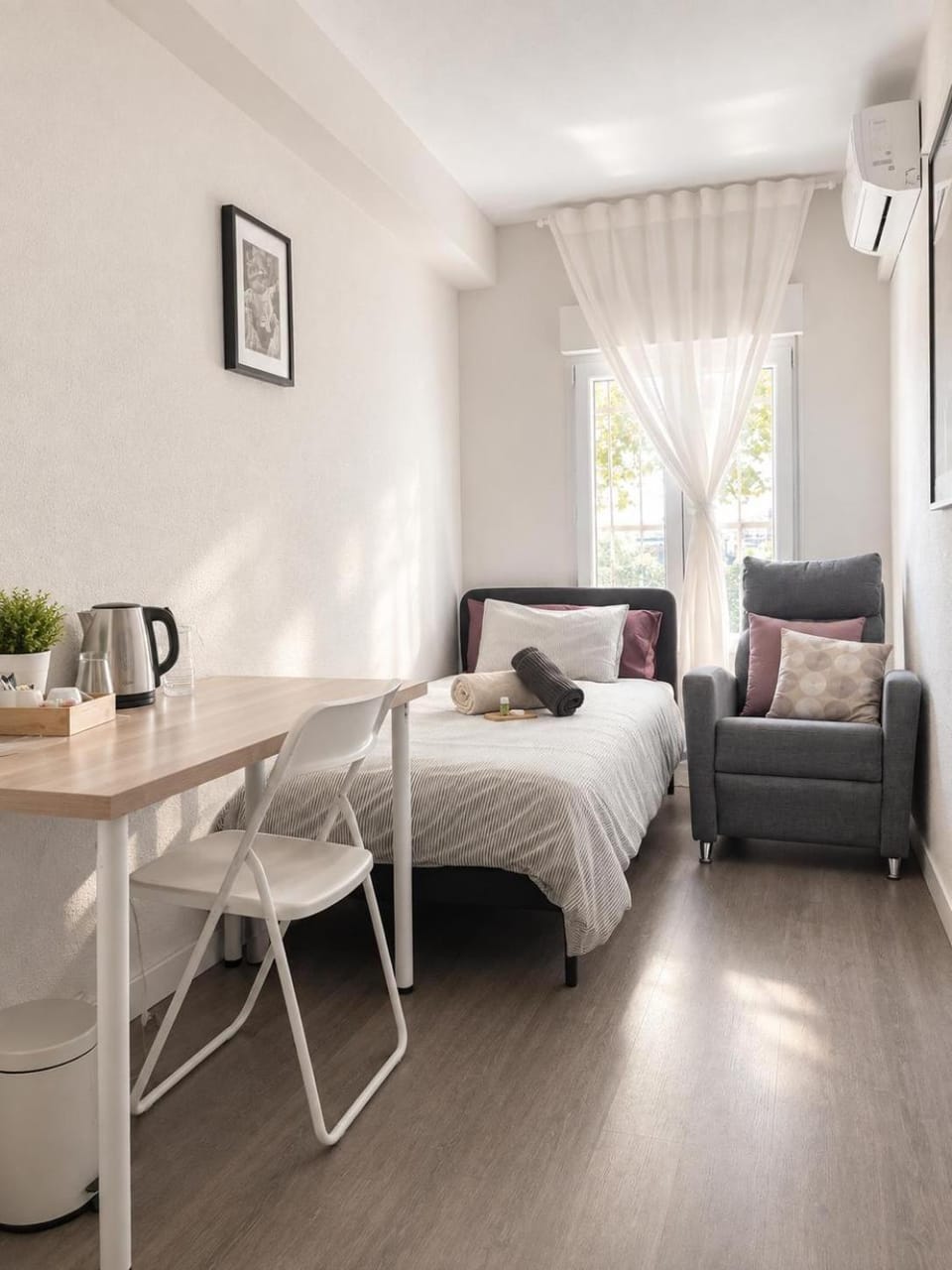 Bed, Coffee/tea facilities, Photo of the whole room, Bedroom, heating, air conditioner