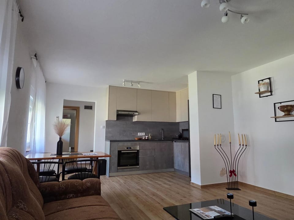 Kitchen or kitchenette, Seating area, Dining area, oven, stove