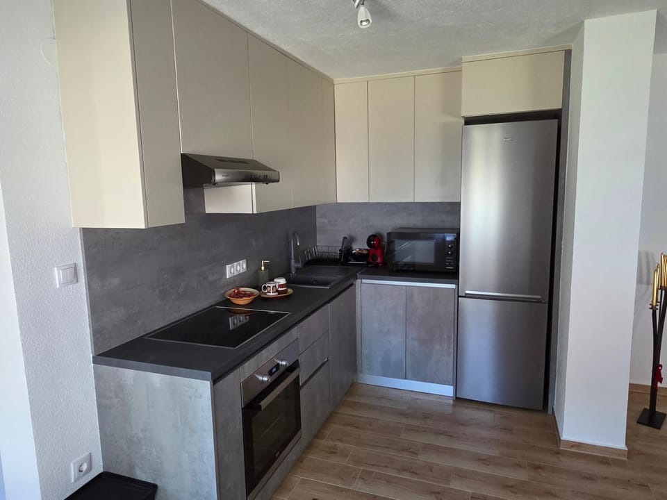 Coffee/tea facilities, oven, stove
