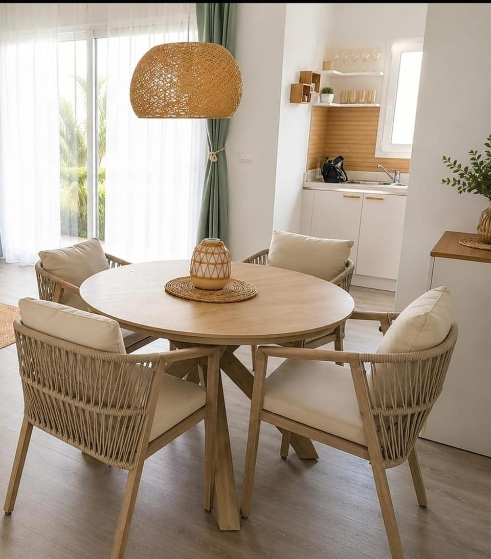 Kitchen or kitchenette, Seating area, Dining area