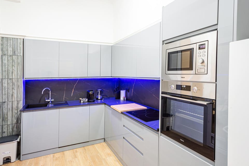 Coffee/tea facilities, Kitchen or kitchenette, dishwasher, microwave, oven, stove