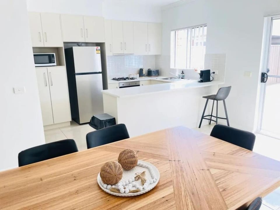 Tarcutta St Six! House in North Wagga Wagga