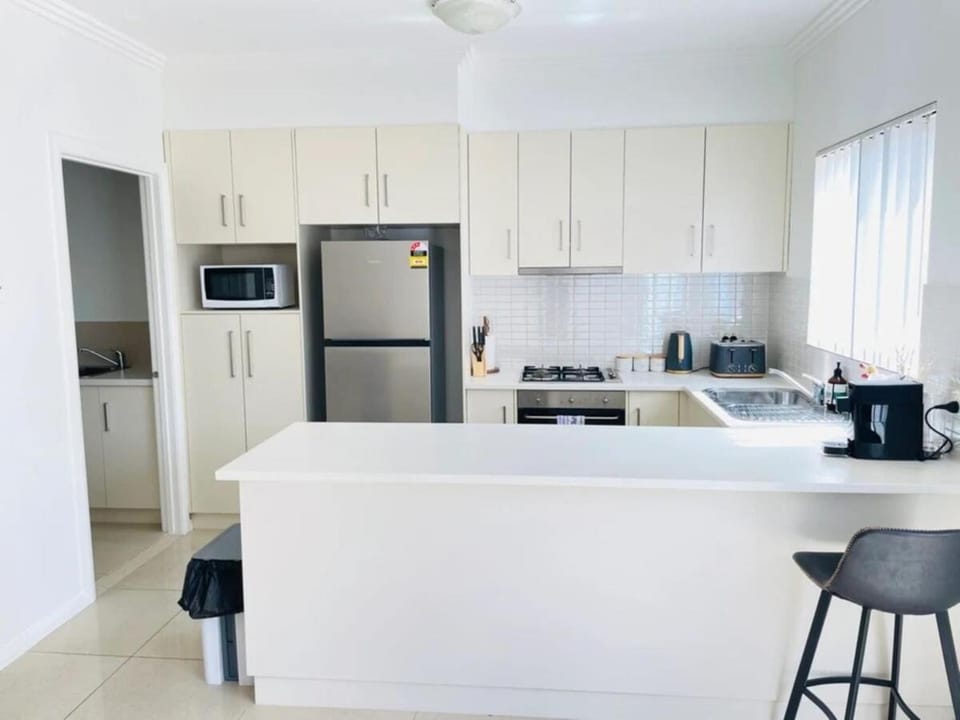 Tarcutta St Six! House in North Wagga Wagga