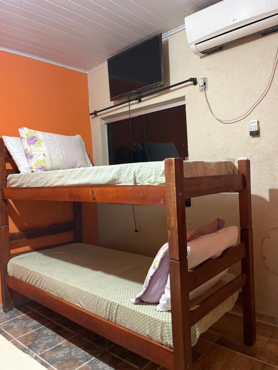 Bed, Photo of the whole room, Bedroom, bunk bed, air conditioner