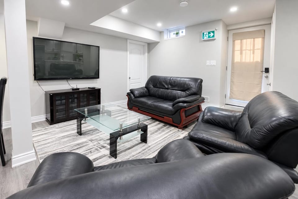 Communal lounge/ TV room, TV and multimedia, Living room, Seating area, Evening entertainment