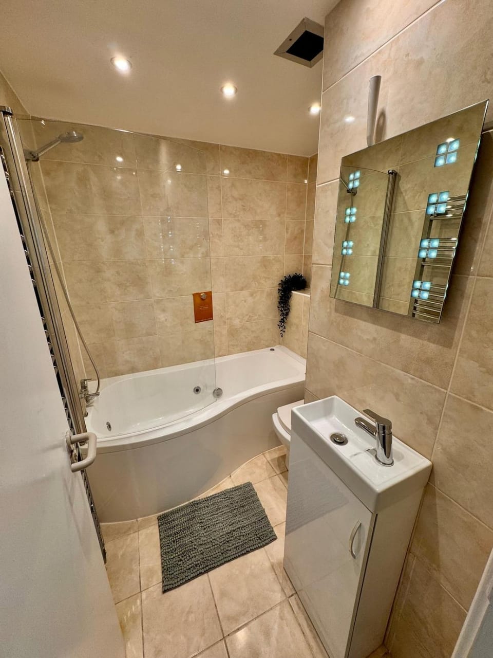Two Bed Two Bath Split Level Flat in West End Apartment in City of Westminster