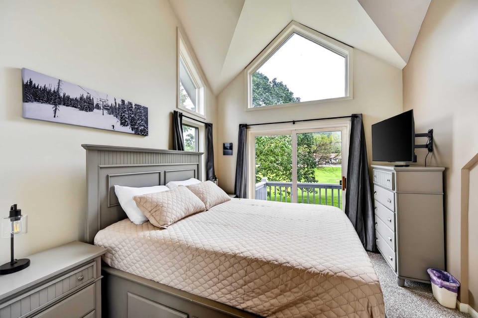 Updated Wildflower 5-min walk to Sunrise Lift House in Ellicottville