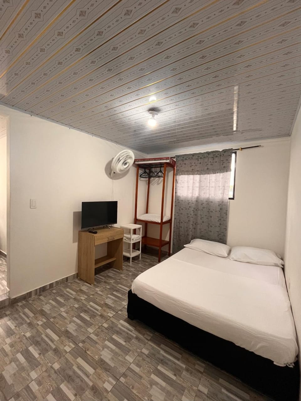 Bed, TV and multimedia, Bedroom