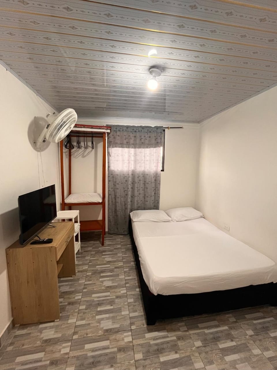 Bed, TV and multimedia, Bedroom