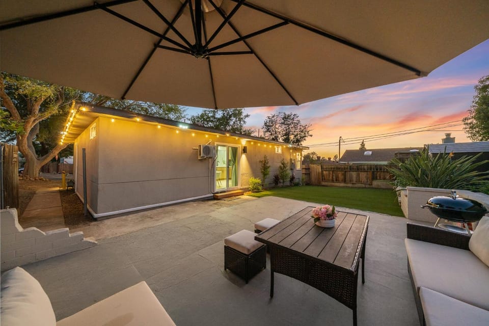 Entire Private House with 4 Beds, Gated Yard, King Bed, Parking, Ranch Style in La Mesa, Available Now House in La Mesa