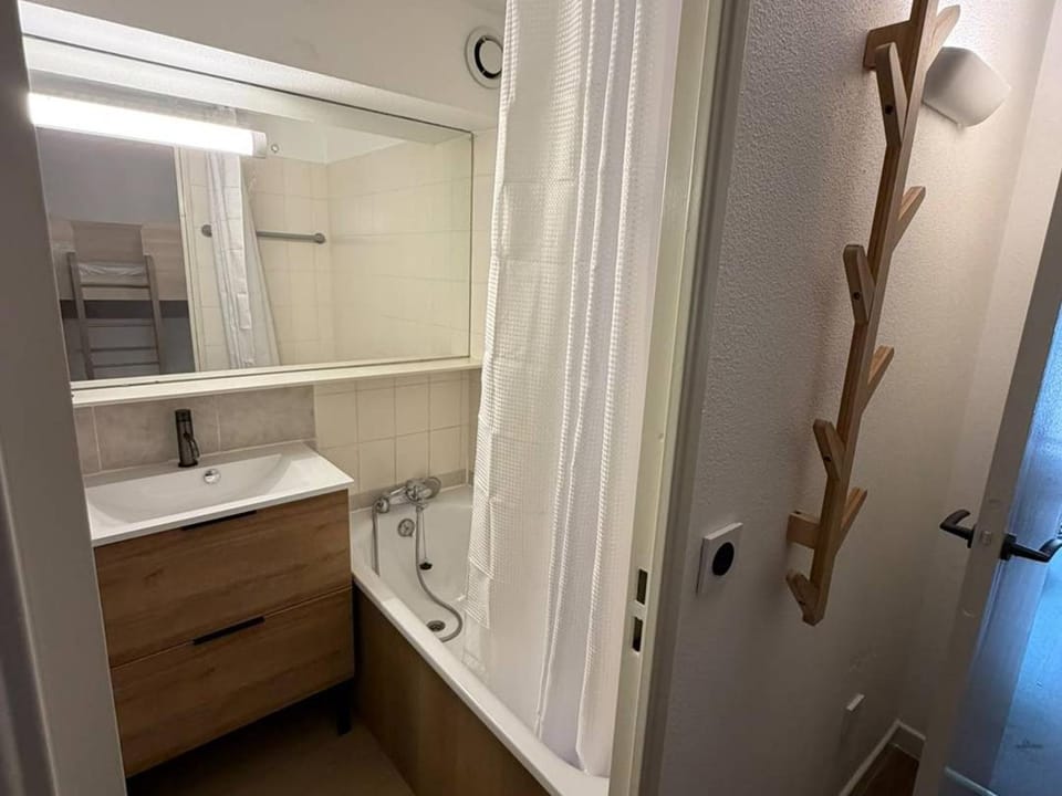 Studio cosy en centre-ville - 4 pers. - FR-1-234-361 Apartment in Cauterets