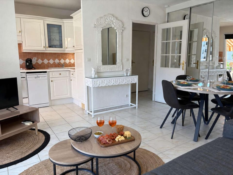 Appartement avec parking - 4 pers. - FR-1-226A-226 Apartment in Saint-Raphael