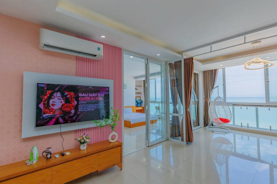 Communal lounge/ TV room, TV and multimedia, Living room, Seating area, Evening entertainment, Pool view, Swimming pool, air conditioner