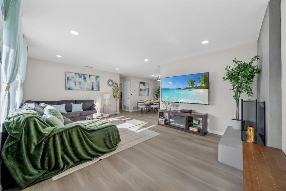 Entire Private Home with Spacious Yard, 6 Parking, King Beds, Ranch-Style, 3 Bedrooms and 2 Bathrooms, Available Now House in Santee