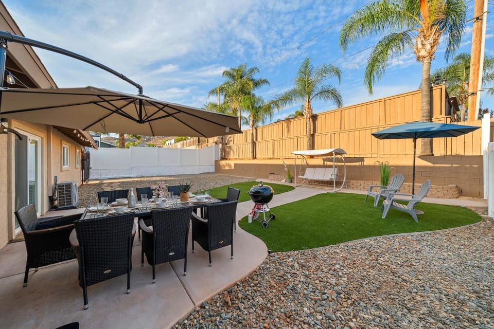 Entire Private Home with Spacious Yard, 6 Parking, King Beds, Ranch-Style, 3 Bedrooms and 2 Bathrooms, Available Now House in Santee