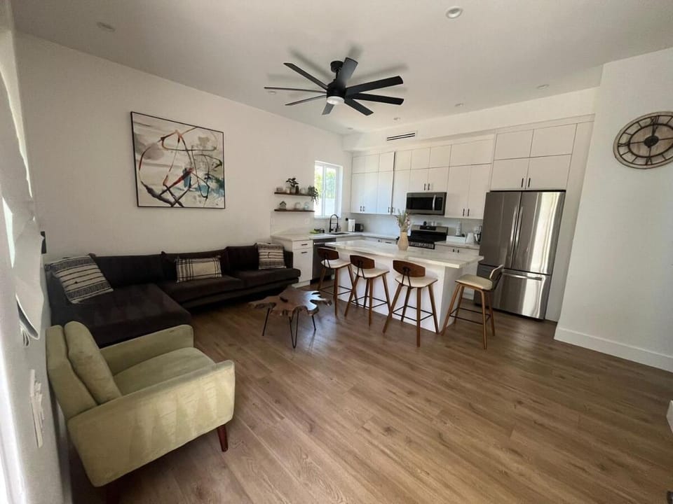 Modern New construction 3B 3B Villa in Tarzana