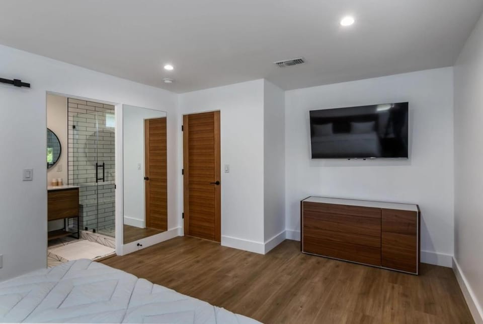 Modern New construction 3B 3B Villa in Tarzana