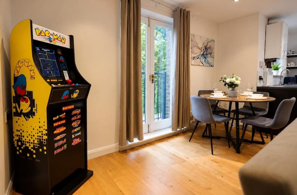 Luxury Tower Bridge Apartment with Private Parking - Newly Furnished - Prime Central London Apartment in London Borough of Southwark