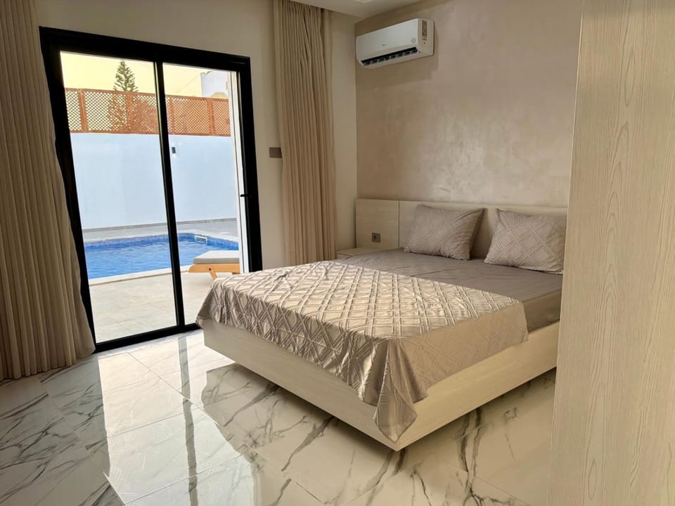 Bed, Photo of the whole room, Bedroom, towels, air conditioner