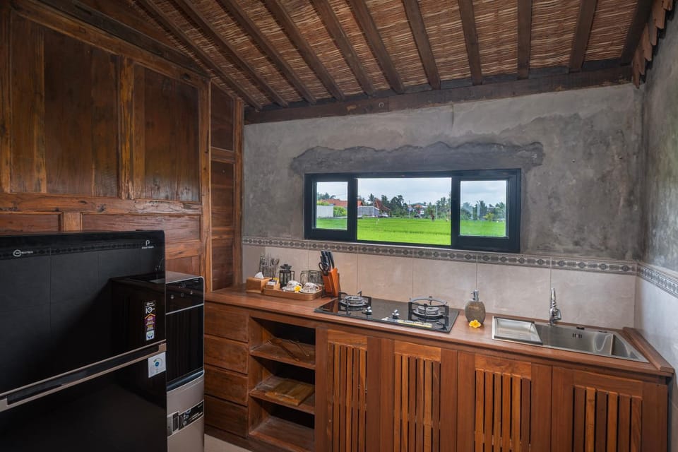 Kitchen or kitchenette, minibar