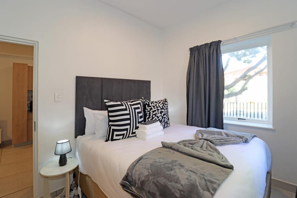 Bed, Bedroom, Garden view, Street view