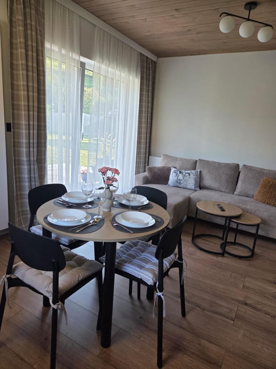 Seating area, Dining area