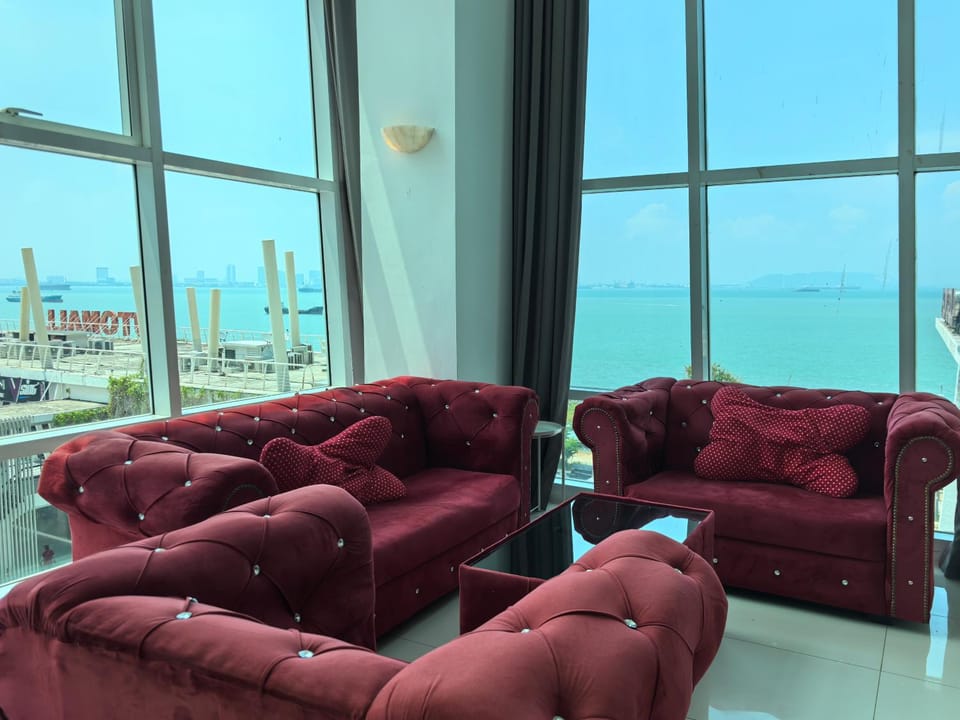 Seaview Maritime Duplex 2BR Suite by Dr Alston Apartment in George Town