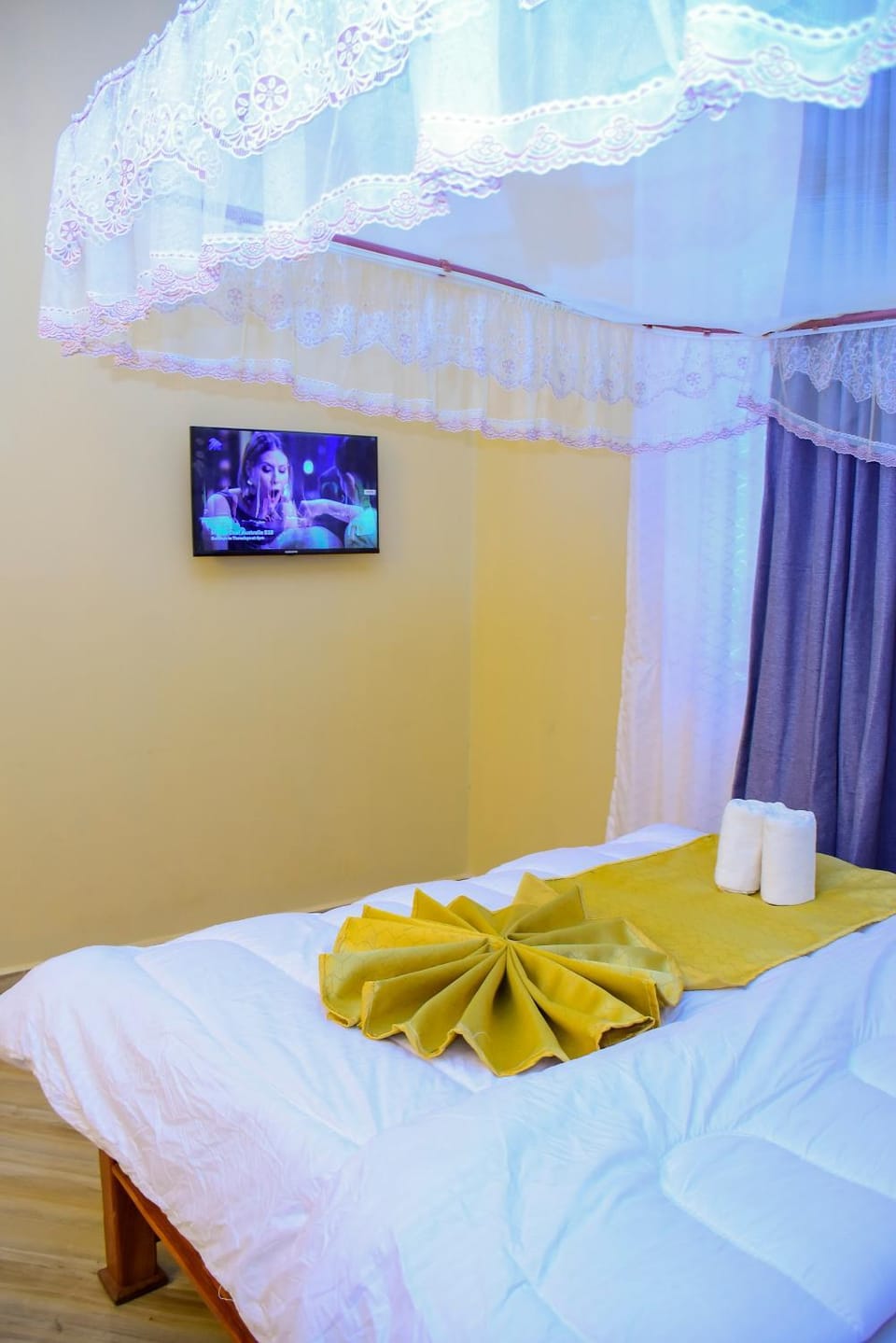 Bed, TV and multimedia, Photo of the whole room, Bedroom, towels