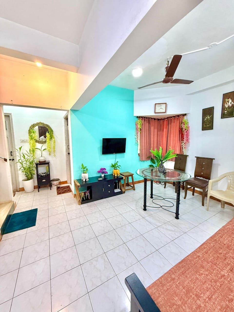 Communal lounge/ TV room, TV and multimedia, Living room, Seating area, Evening entertainment