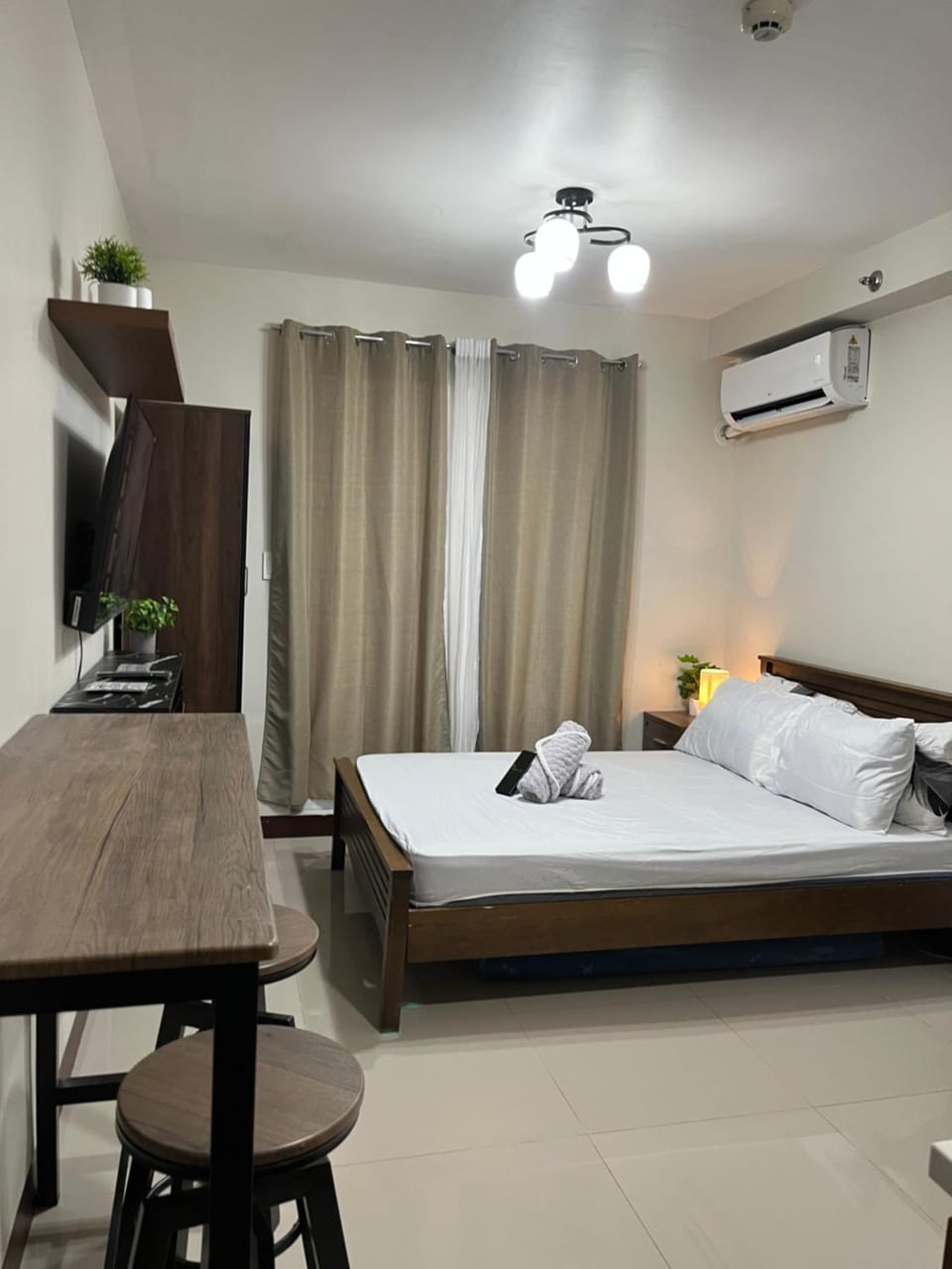 Poolview with Balcony near Airport Condo Apartment hotel in Lapu-Lapu City