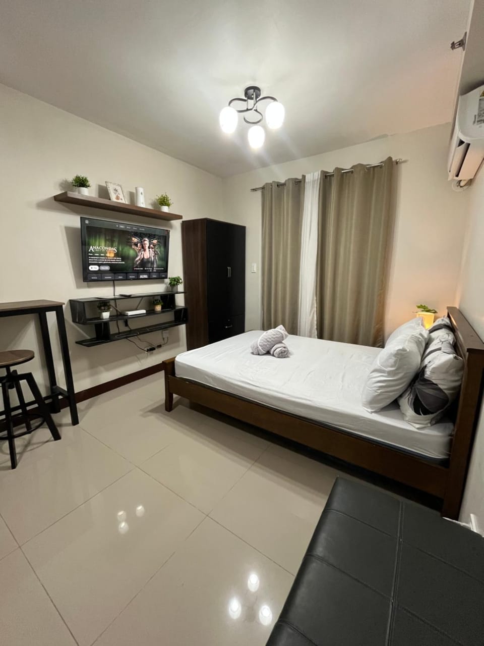 Poolview with Balcony near Airport Condo Apartment hotel in Lapu-Lapu City