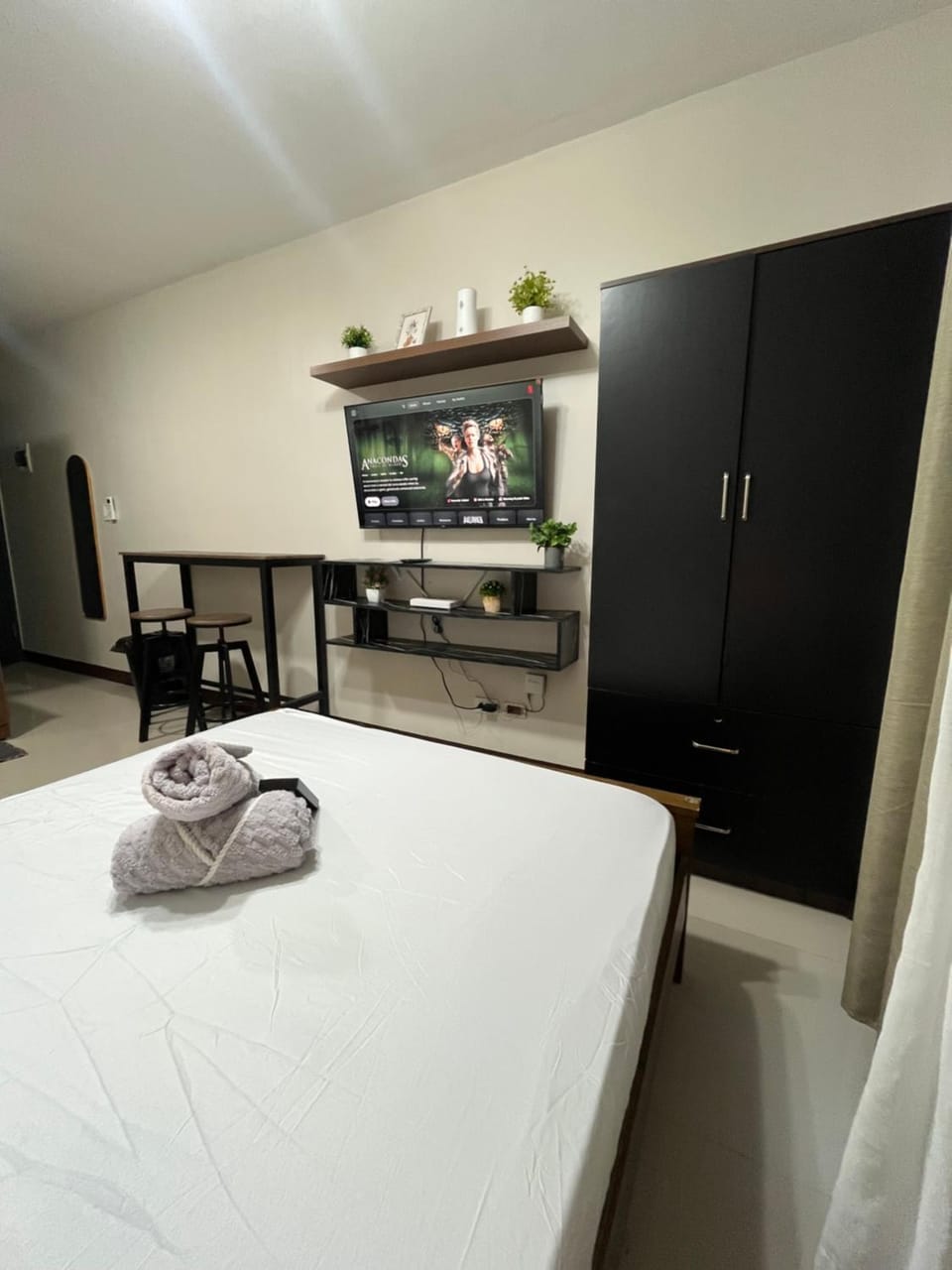 Poolview with Balcony near Airport Condo Apartment hotel in Lapu-Lapu City